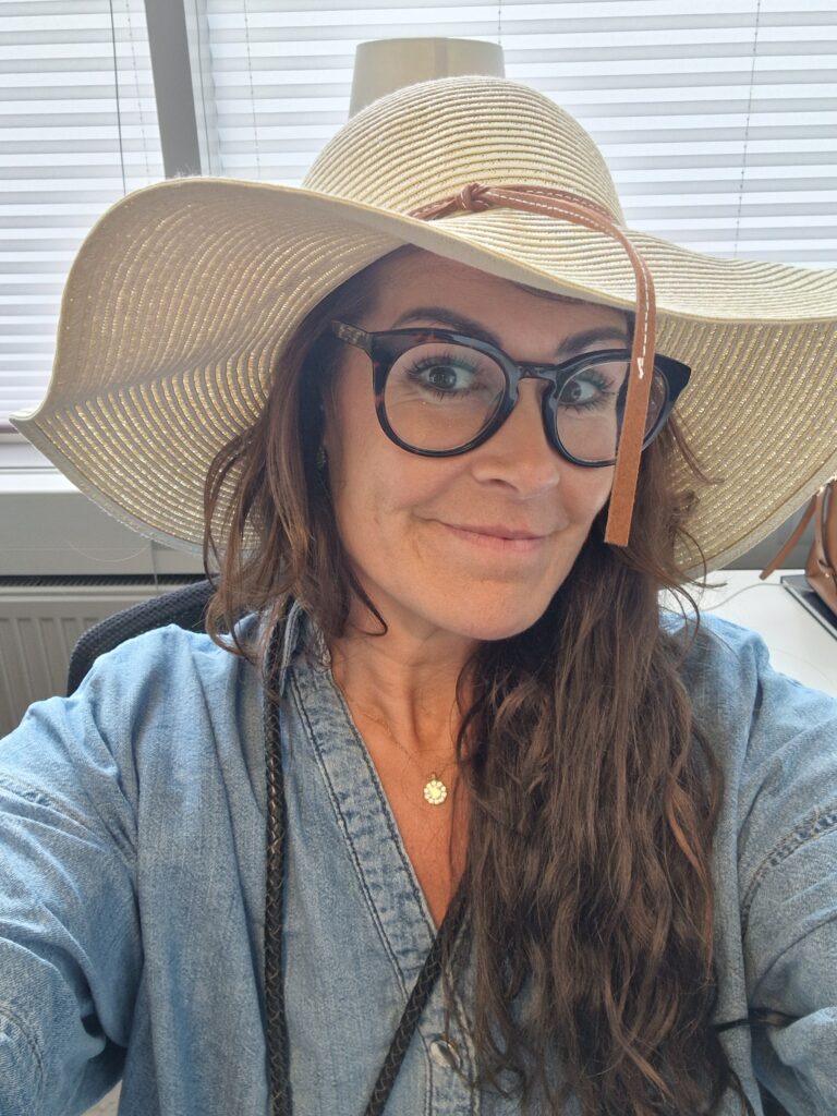 Angeliqa Hadin med hatt